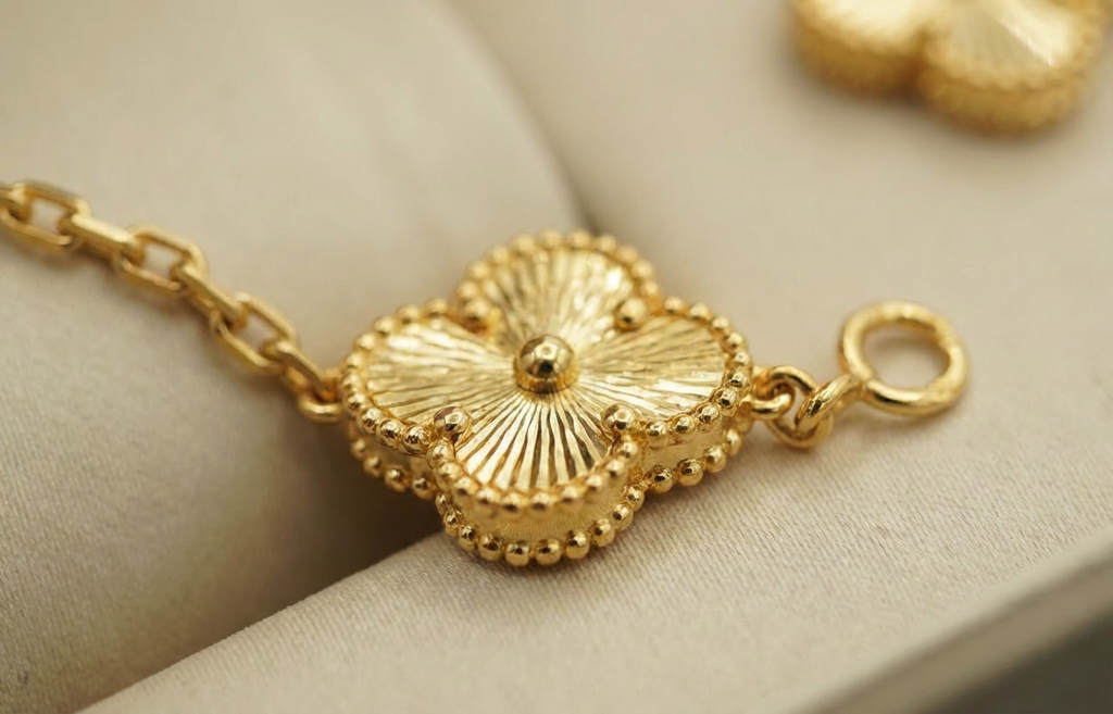 Clover bracelet detail - hypoallergenic gold stainless steel charm design